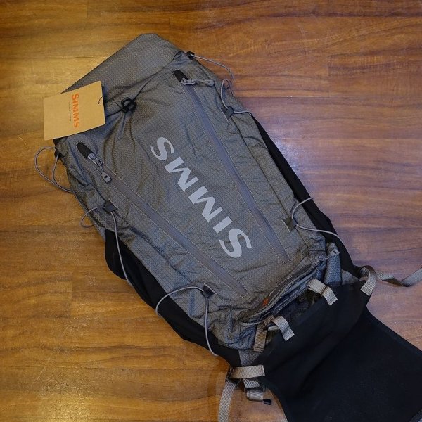 SIMMS FLYWEIGHT BACKPACK - SMOKE